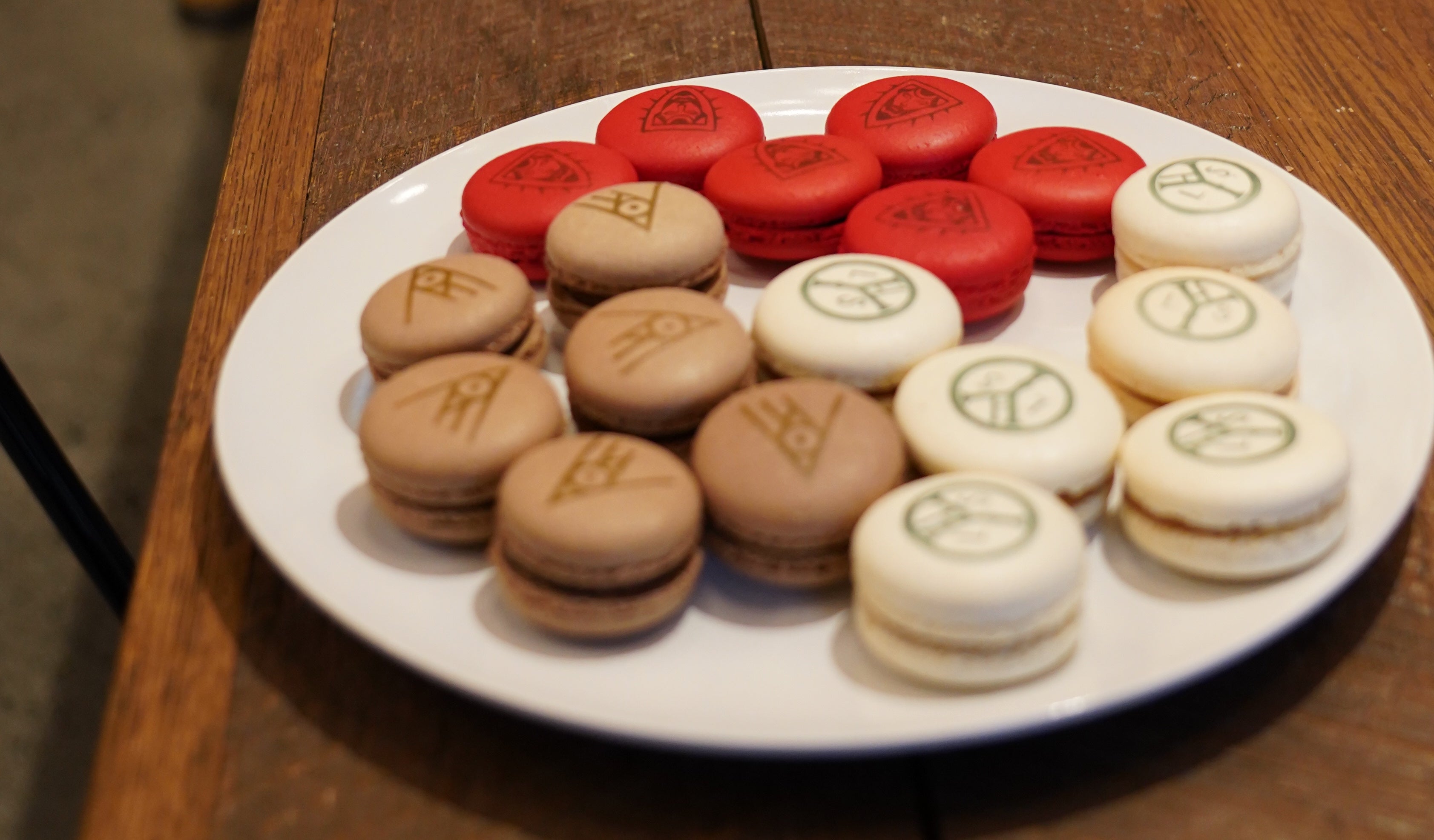 180 macarons aux couleurs du jeu Unknown 9 : Awakening