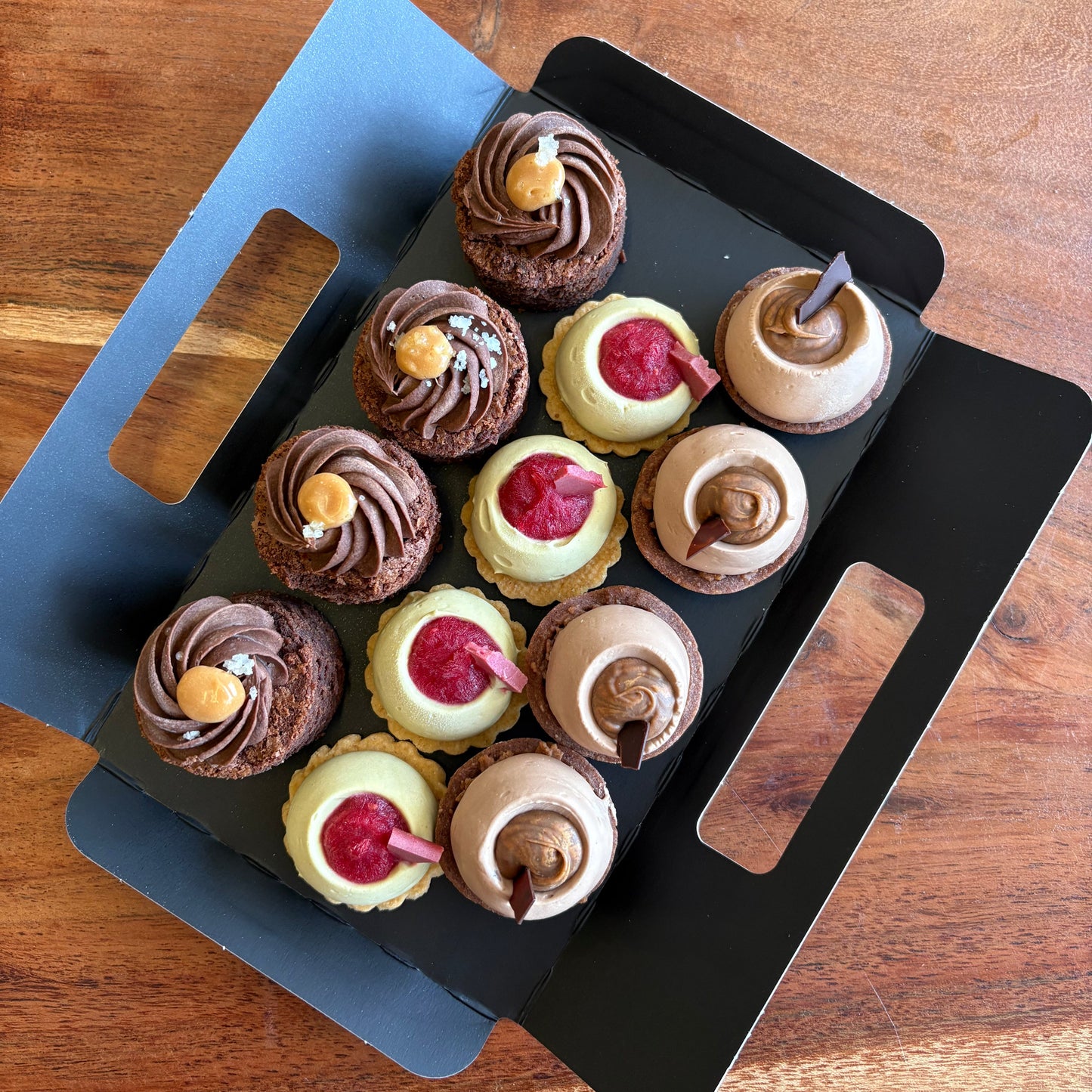 Box of 12 mignardises (your choice)
