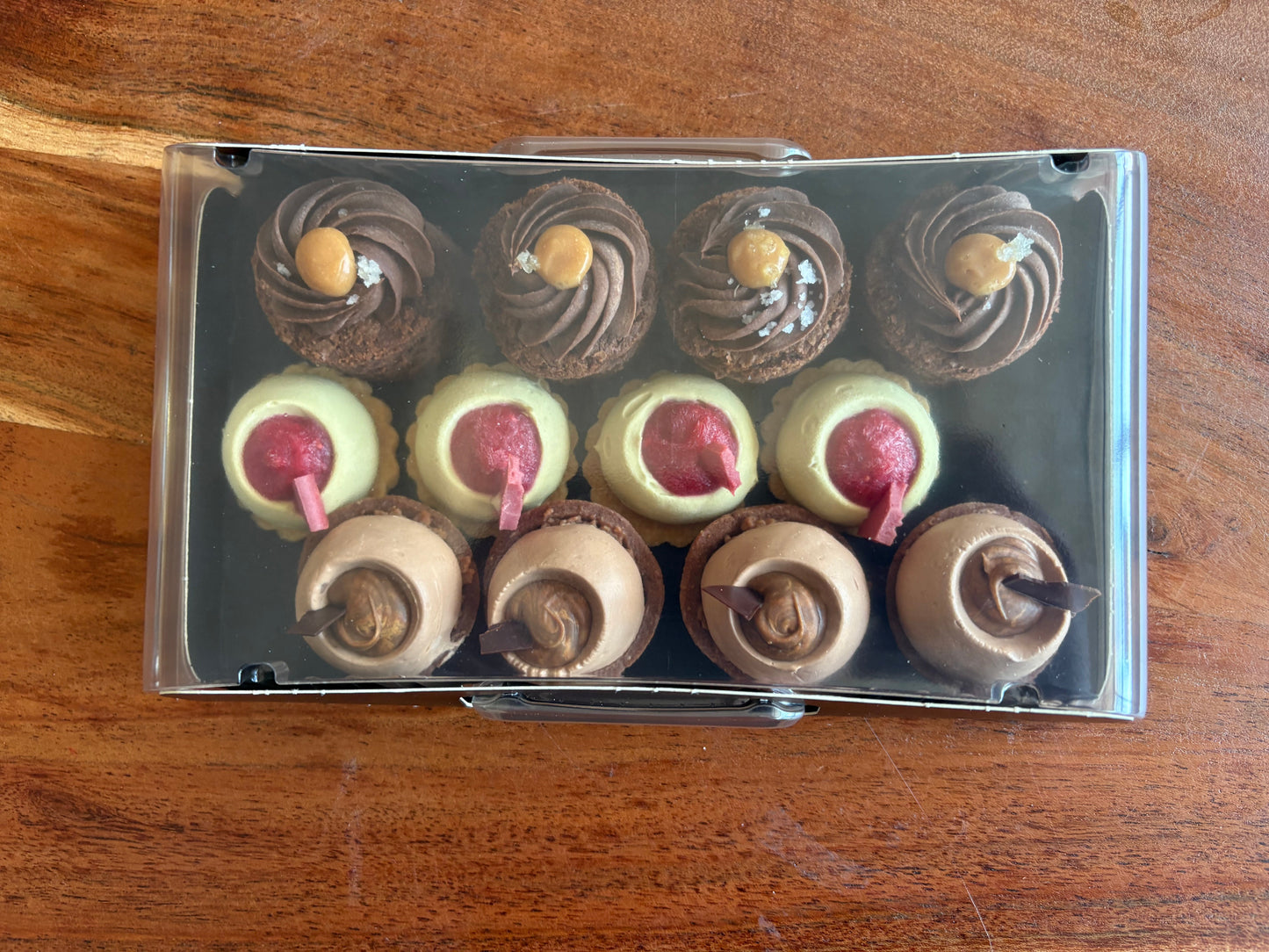Box of 12 mignardises (your choice)